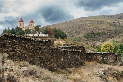 Ermita de Tices con cortijos abandonados