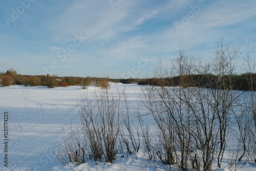 Fotografi ski track on an ice-bound river