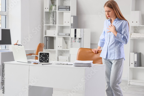 Worried young woman standin...