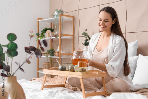 Young woman pouring green t...
