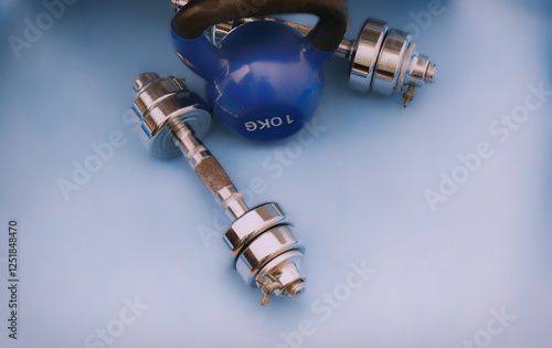 Obraz na płótnie Blue kettlebell and dumbbell on light background w salonie