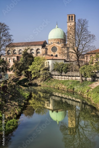 padua, italien - stadtbild mit basilika santa maria del carmine