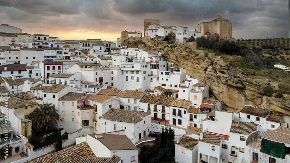 Fototapeta premium Municipio de Setenil de las Bodegas en la provincia de Cádiz, Andalucía