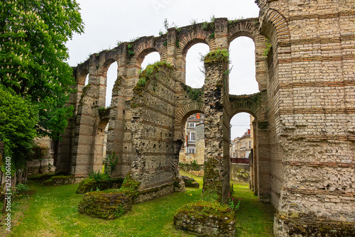 Obraz na płótnie Ruins of Gallien Palace, a former Roman Amphitheatre built during the second century AD, is the oldest and largest Gallo-Roman building in the region. Bordeaux, France. w salonie