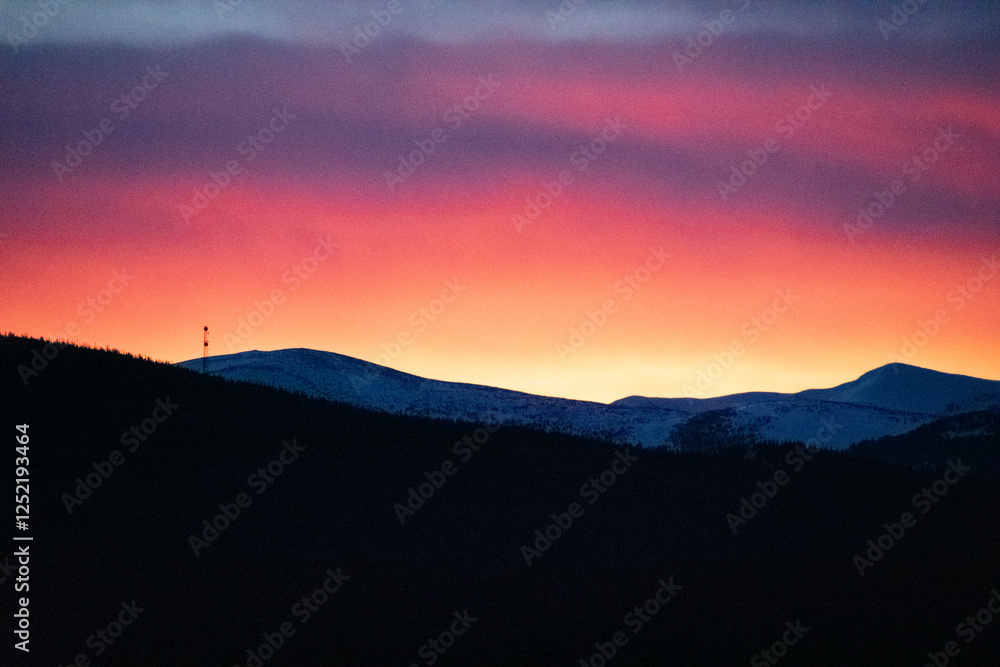 Obraz premium Lingering Light Over the Rocky Mountains