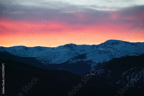 Bild auf Leinwand Lingering Light Over the Rocky Mountains