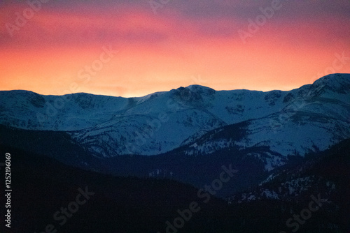 Fotografía Lingering Light Over the Rocky Mountains