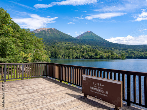 オンネトーから見た雄阿寒岳と雌阿寒岳 / 
Mount Oakan and Mount Meakan seen from Lake Onneto, Hokkaido, Japan, September 2024

