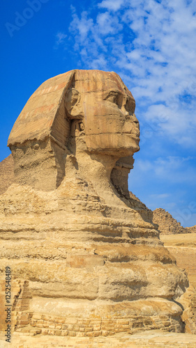 Majestuosa Esfinge de Giza, Egipto, bajo el cielo azul