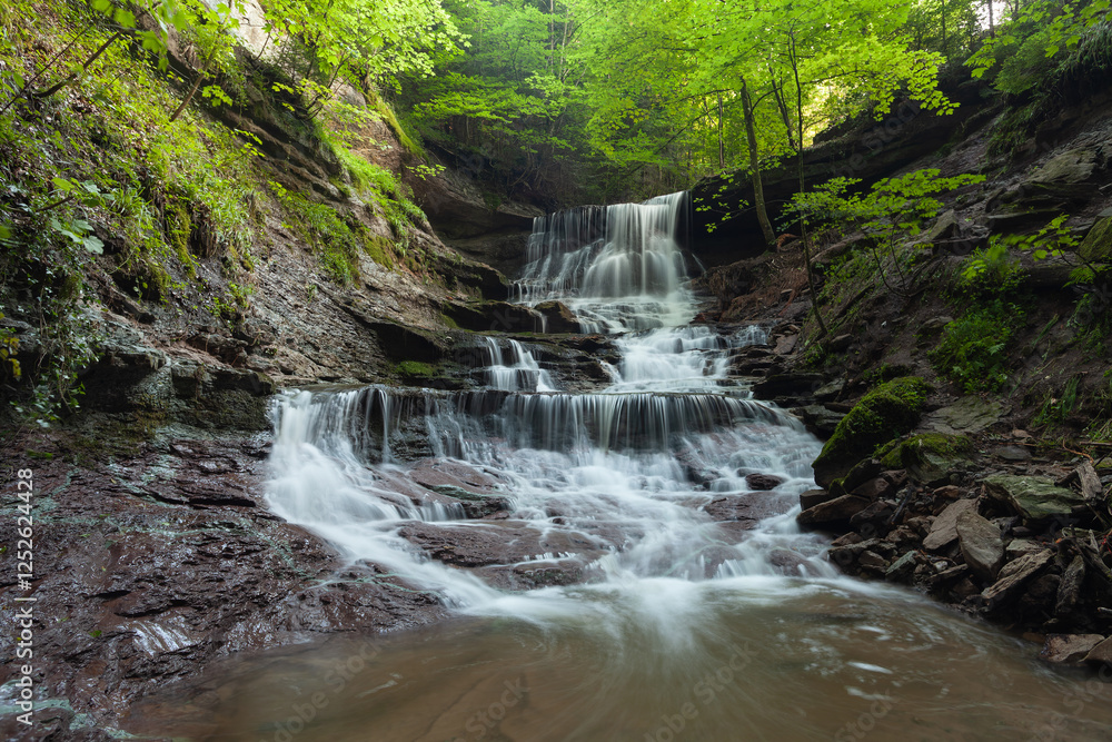 Fototapeta premium Hörschbachschlucht bei Murrhardt. Hinterer Wasserfall.
