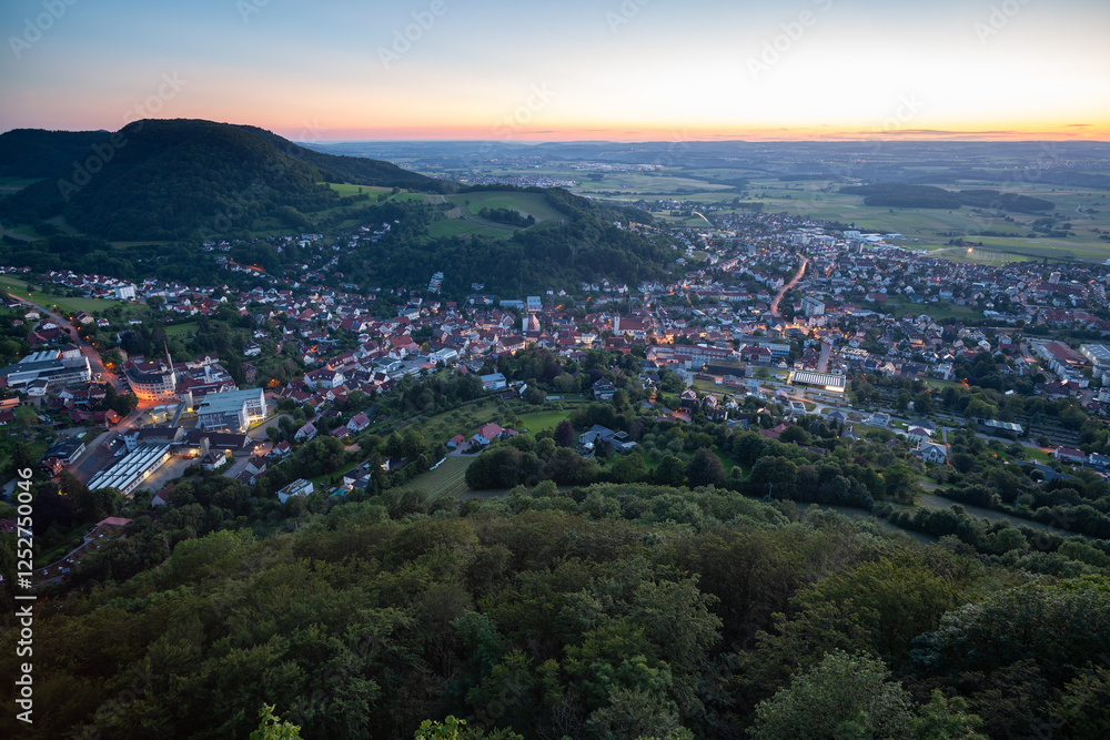 Obraz premium Heubach zur Blauen Stunde wenn die Lichter angehen, kurz nach Sonnenuntergang. Von der Burgruine Rosenstein aus fotografiert im Juni 2016.