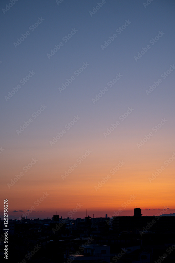 夕暮れの都市景観とグラデーションの空 夕暮れの都市景観とグラデーションの空