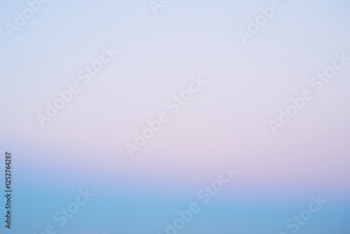 靄がかかった早朝の空