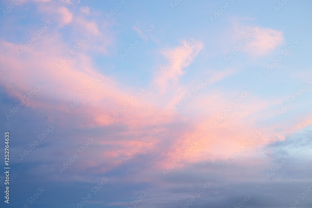 夕焼けに染まる幻想的な雲と空 夕焼けに染まる幻想的な雲と空