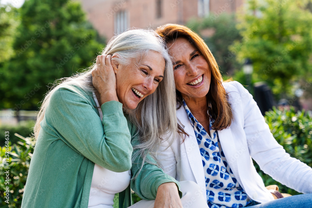 Φωτογραφία Beautiful senior women bonding outdoors in the city - Attractive cheerful mature