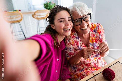 Cuadro en lienzo Beautiful grandmother and granddaughter together at home - Cheerful granma and n