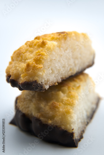 Obraz na płótnie Coconut cake, sweet delicacy, food.
w salonie