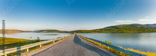 Fylkesvei Fv890 im Norden Norwegens am Gaetnjajárvi See in Sørvanger Halbinsel