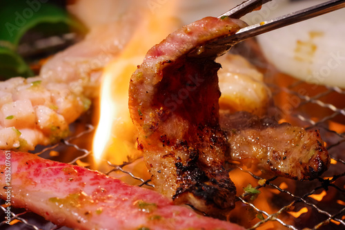 Plakat 焼き肉屋で肉を焼くイメージ