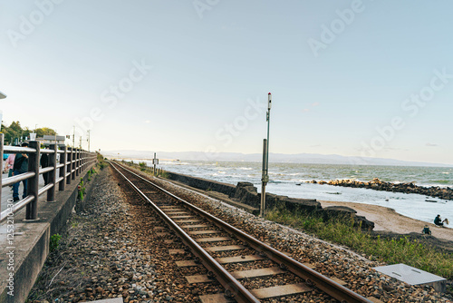 海のそばの線路