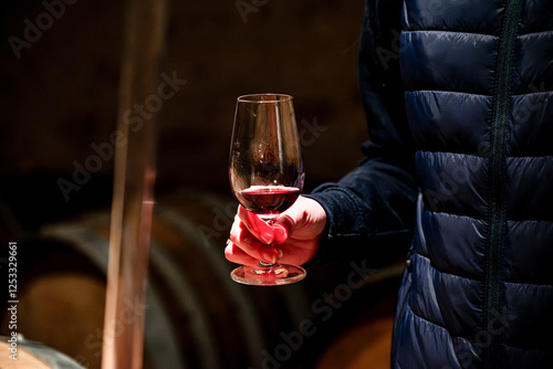 Dégustation de vin dans les caves d'une maison Champenoise prestigieuse. Un homme tenant un verre de vin. photo