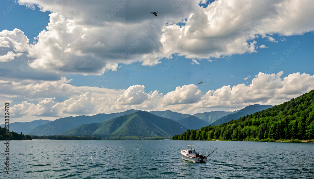 Fototapeta premium Le lac des montagnes sous un ciel nuageux