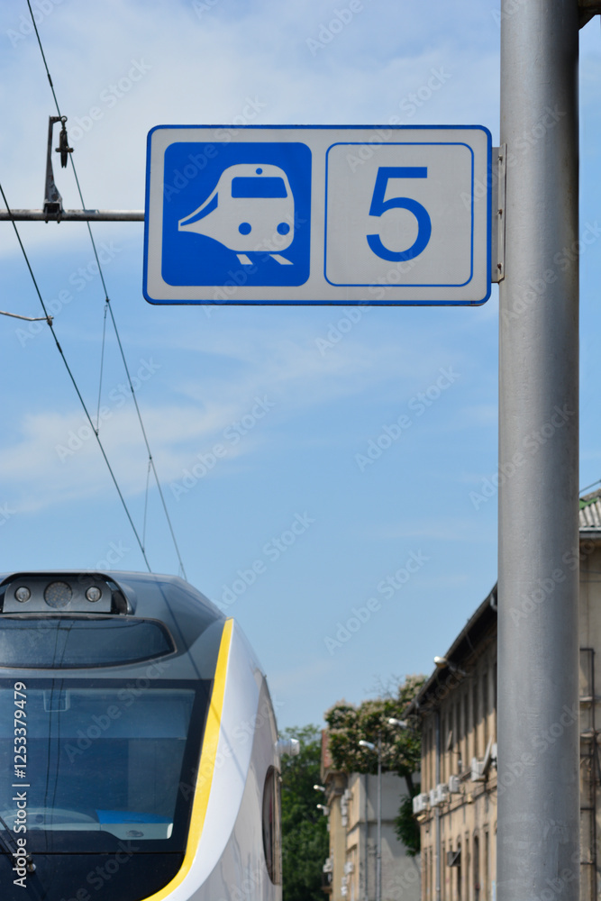 Obraz premium A modern train on platform 5 at main train station in Zagreb, under a clear blue sky