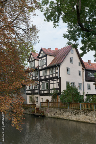 idyllisch gelegene Wohnhäuser am Fluss Gera in der Innenstadt von Erfurt im Bundesland Thüringen