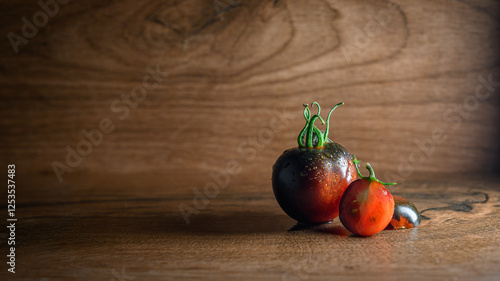 Foto Simply tomatoes with dew at wood decore background