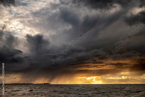 Traumhafte Wolken- und Abendstimmung über der Nordsee photo