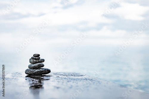 Zen steine am Meer mit unscharfem Horizont