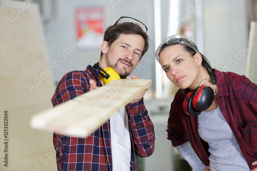 Quadro su tela carpenters checking plank of wood is straight