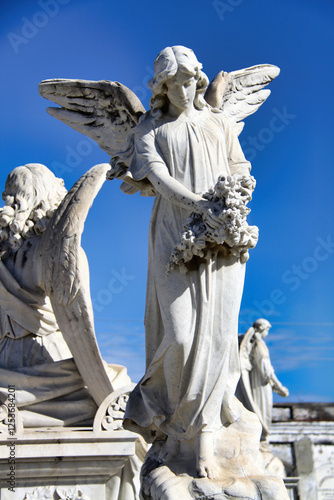 una statua nel cimitero monumentale Cementerio La Reina a Cienfuegos a Cuba photo