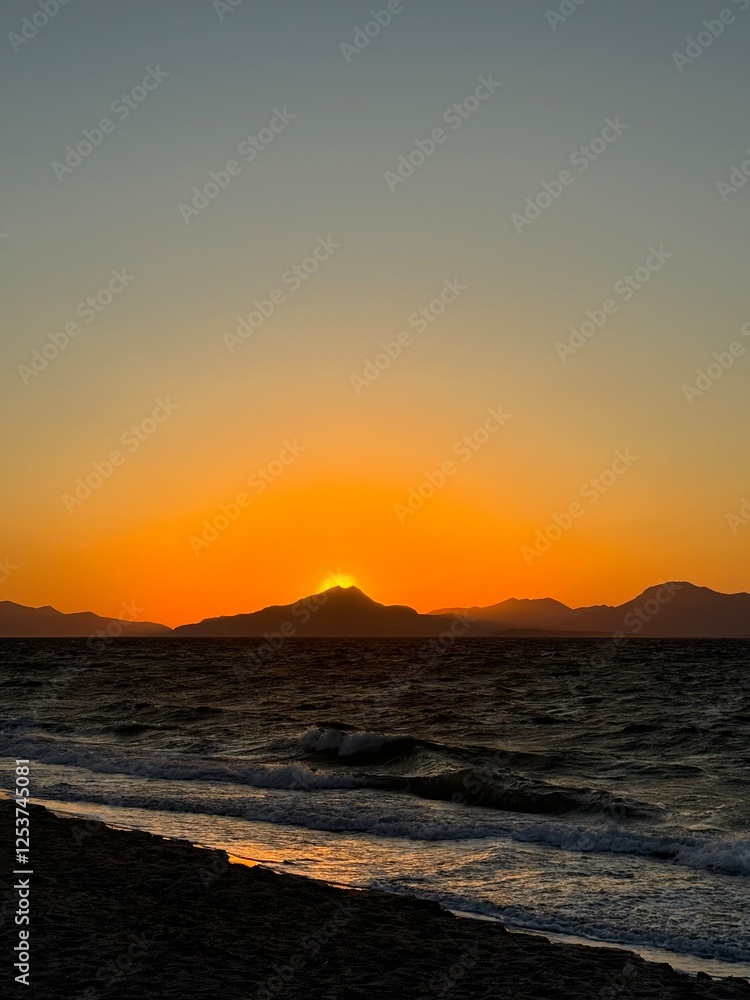 Roter Sonnenuntergang über dem Meer hinter den Bergen Roter Sonnenuntergang über dem Meer hinter den Bergen