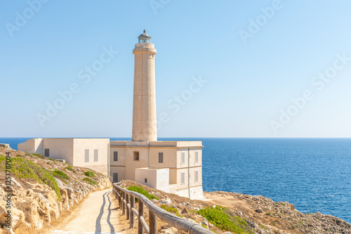 Phare du Cap d'Otranto, point de rencontre des mers Adriatique et Ionienne, au Sud d'Otranto, Italie photo