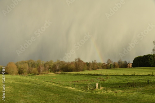 Canvastavla Au loin forte averse orageuse avec giboulée sur un paysage rural à Écaussinnes d