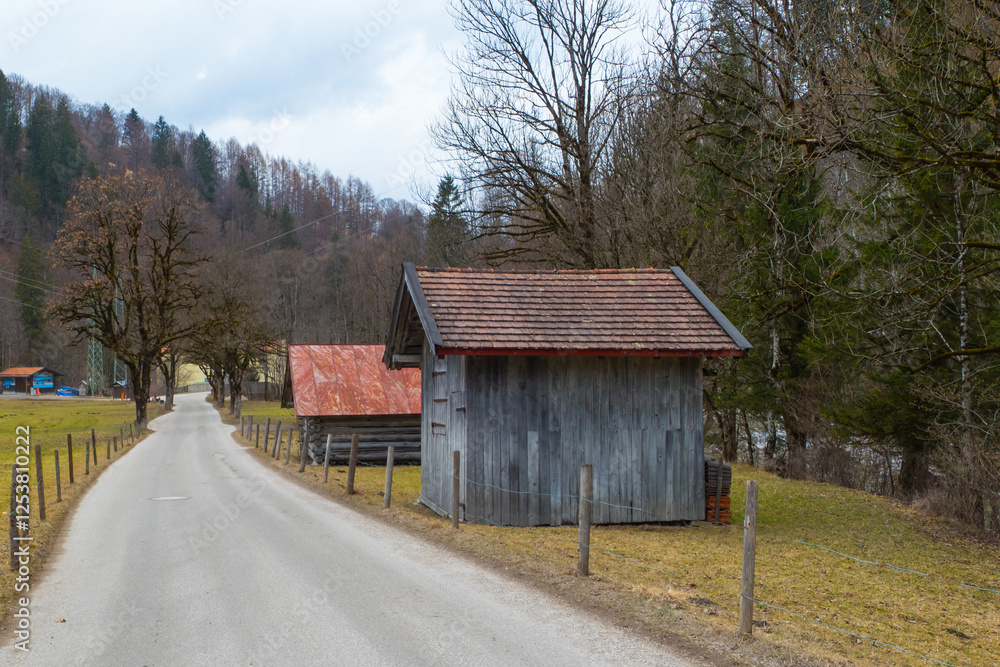 Weg neben Holzhütten Garmisch-Partenkirchen Weg neben Holzhütten Garmisch-Partenkirchen