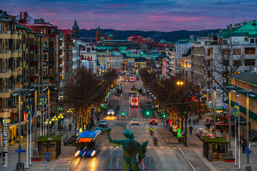 Obraz premium Gothenburg's Avenyn Boulevard at dusk with traffic and city lights creating a vibrant atmosphere