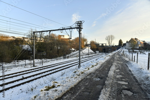 Ligne de chemin de fer Braine-le-Comte vers la Louvière sous la neige en fin de journée à Écaussinnes d'Enghien (Hainaut)  photo