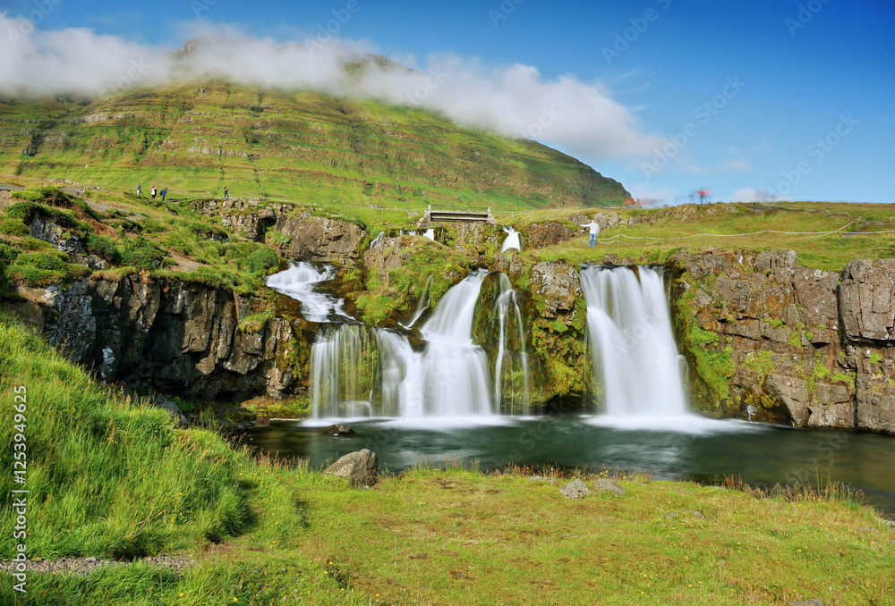 Fototapeta premium Waterfalls and mountains in the beautiful Icelandic landscape