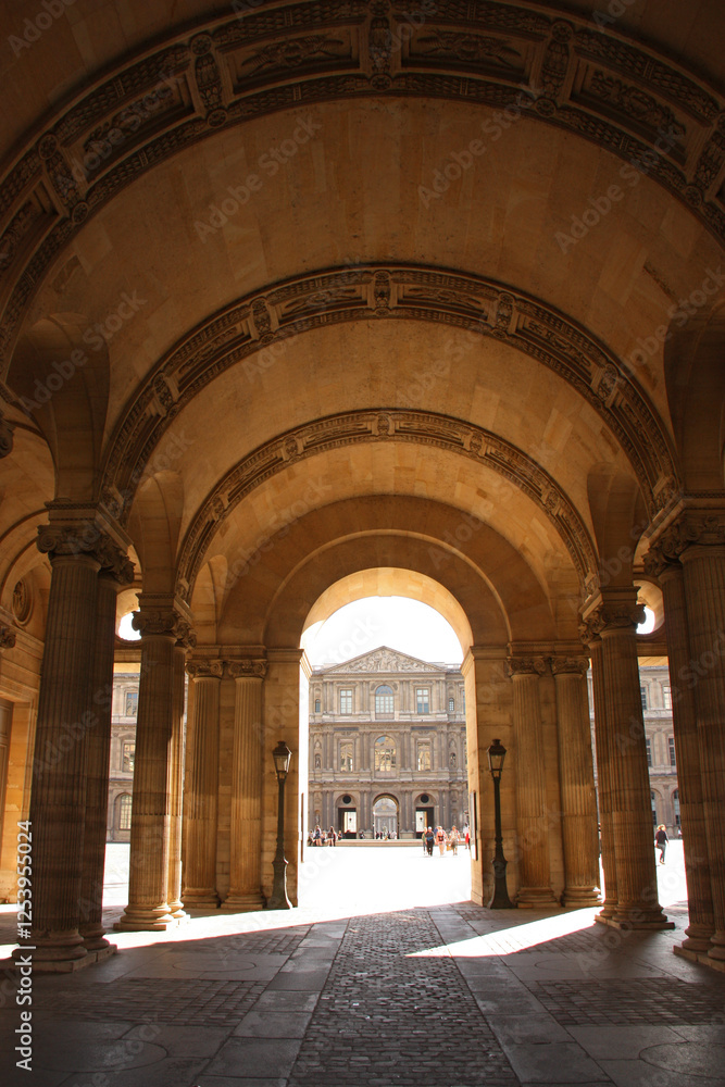Fototapeta premium Passage couvert de la Cour carrée à Paris. France