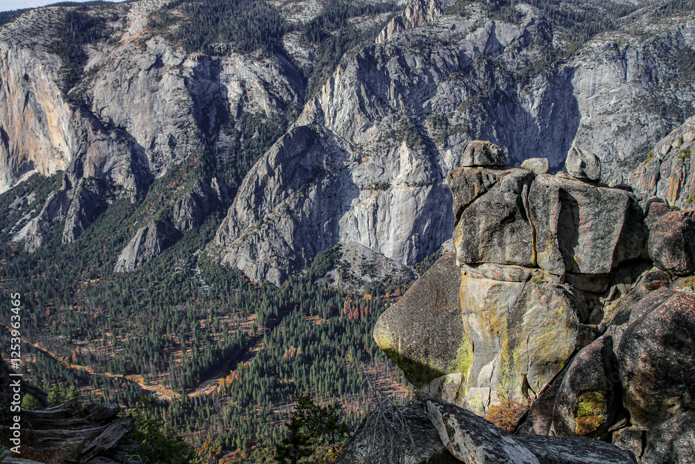 Obraz premium Stunning and Majestic Rocky Peaks Set Amidst a Beautiful Scenic Mountain Landscape, Yosemity National Park, USA