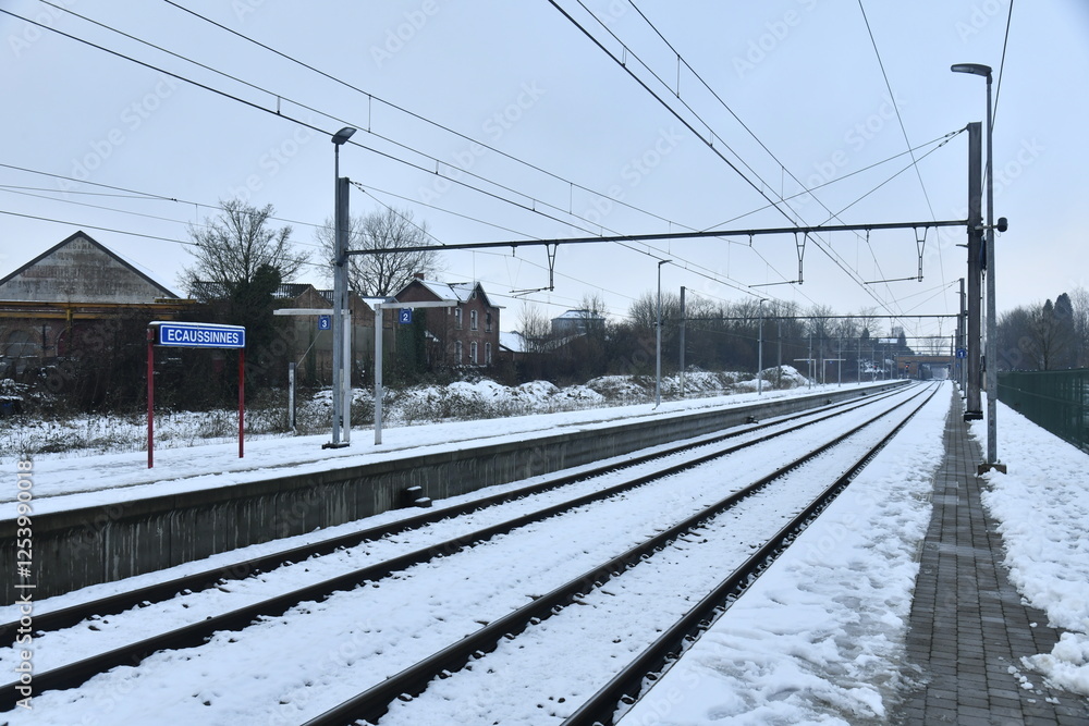 Fototapeta premium Les quais et abris sous la neige à la gare d'Écaussinnes (Hainaut) 