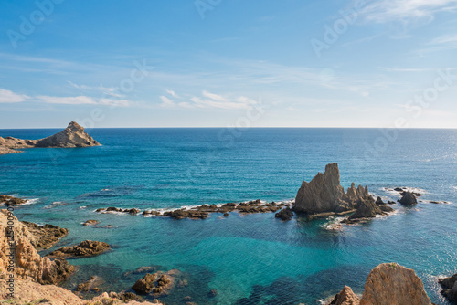 Billede på lærred Arrecife de las Sirenas und Punta Baja im Naturpark del Cabo de Gata-Nijar, Prov