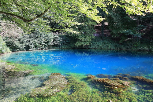 Blick auf den Blautopf, einer blauen Quelle im Zentrum der Stadt Blaubeuren auf der Schwäbischen Alb in Baden-Württemberg photo