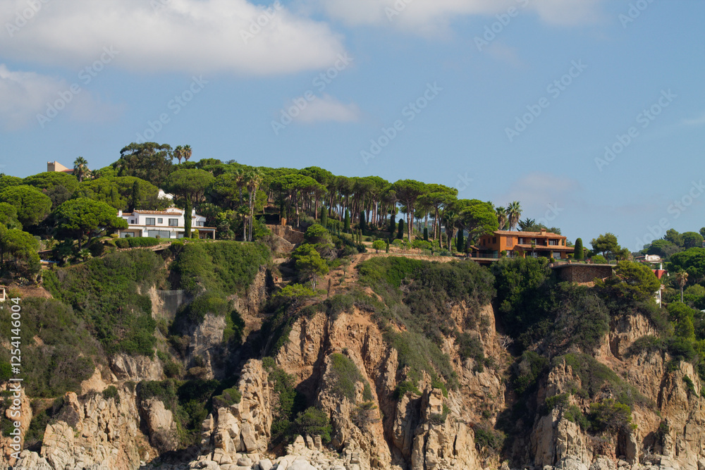 Fototapeta premium Luxurious Homes on a Rocky Coastal Cliff