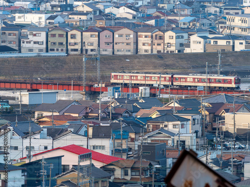 大和川を渡る近鉄道明寺線の電車と街の風景