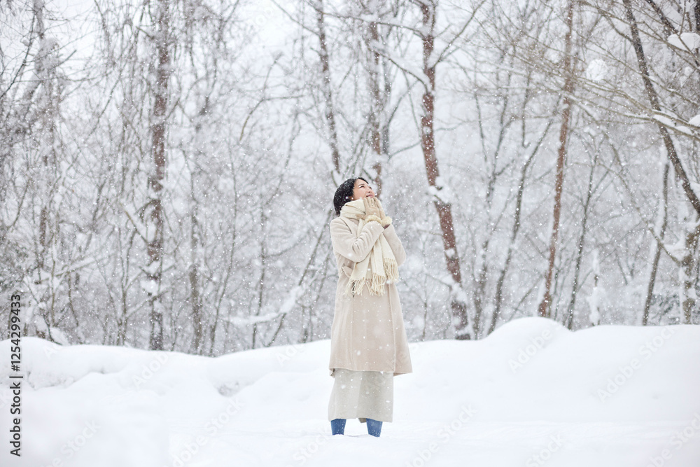 冬の雪国に佇むマフラーを巻いた日本人女性 冬の雪国に佇むマフラーを巻いた日本人女性