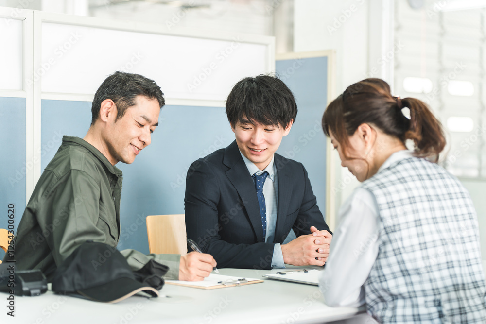 会社でミーティング・会議する男女のスタッフ
会社でミーティング・会議する男女のスタッフ