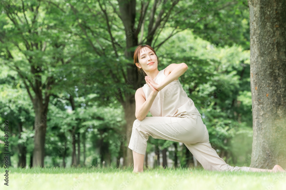 森林・公園でパークヨガ・ヨガ・ピラティス・ストレッチをする若いアジア人女性
森林・公園でパークヨガ・ヨガ・ピラティス・ストレッチをする若いアジア人女性